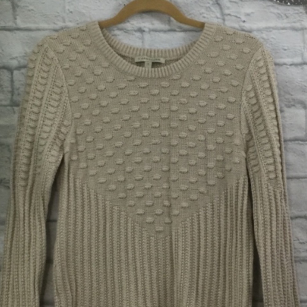 Adorable sweater, cute detailing!!